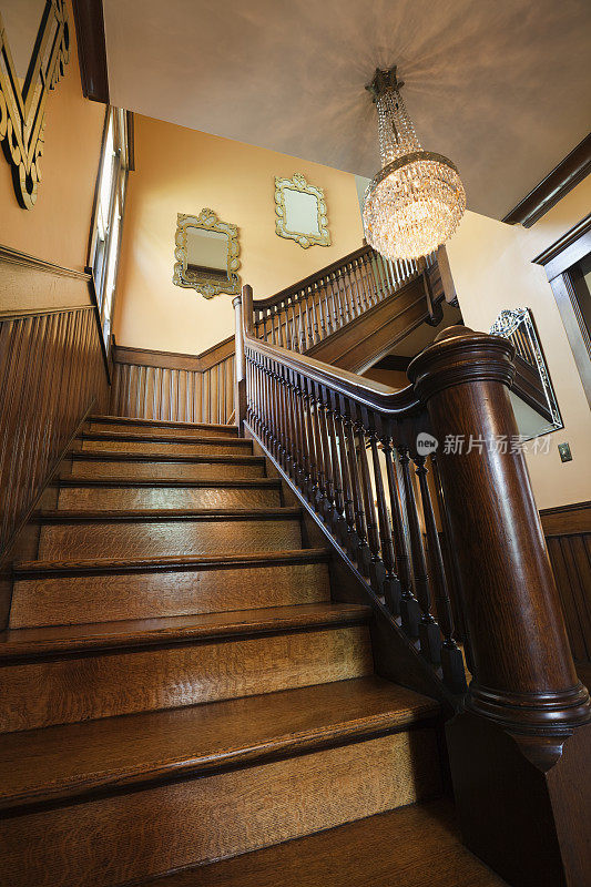 大木楼梯，吊灯翻新，恢复维多利亚风格的家