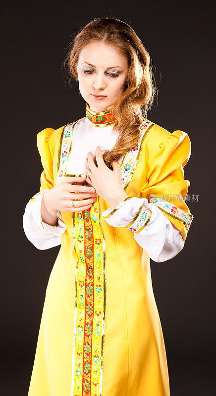 穿着传统民族服装的年轻女子。