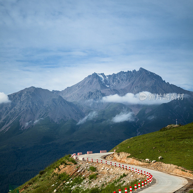 蜿蜒的山路在山上