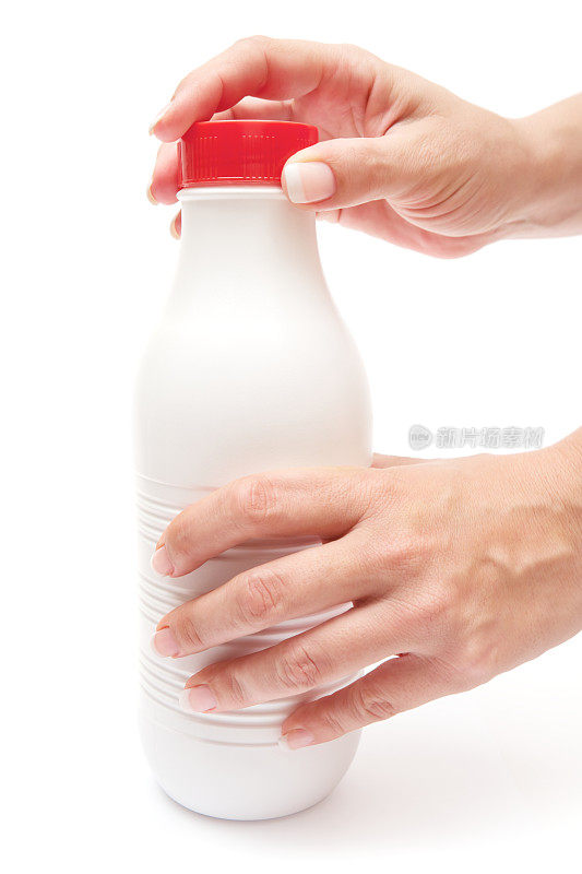 打开一个塑料奶瓶