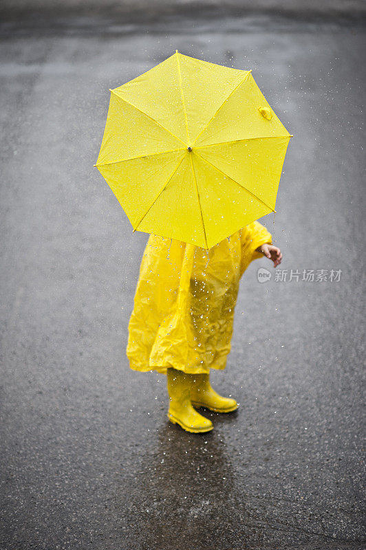 黄伞雨衣套件下雨，苏拉普里