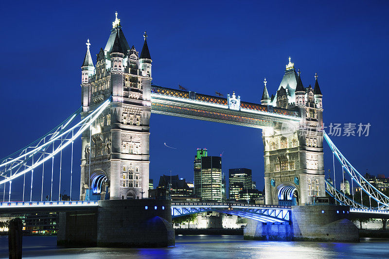 灯光照亮的伦敦塔桥和办公楼，伦敦，英国