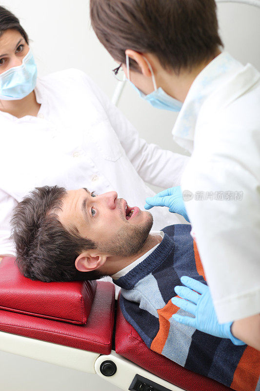 牙医向病人解释手术过程