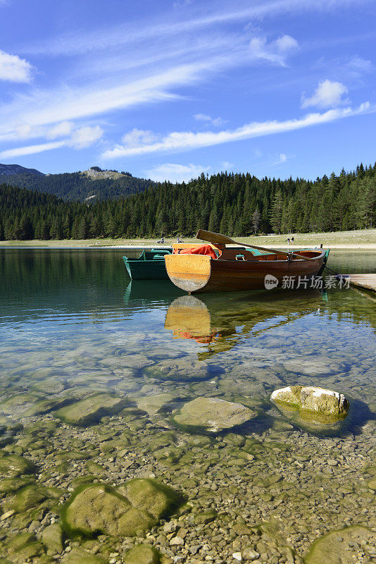 黑山黑湖上的划艇