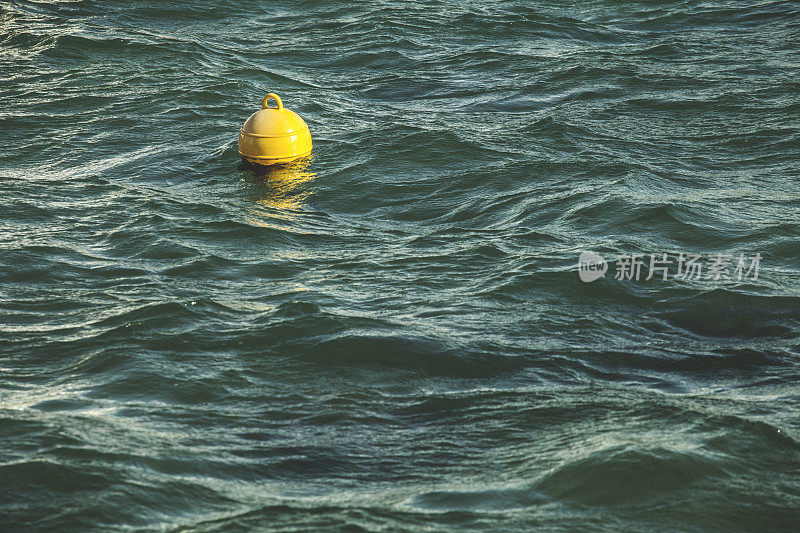 在波涛汹涌的海面上滑行