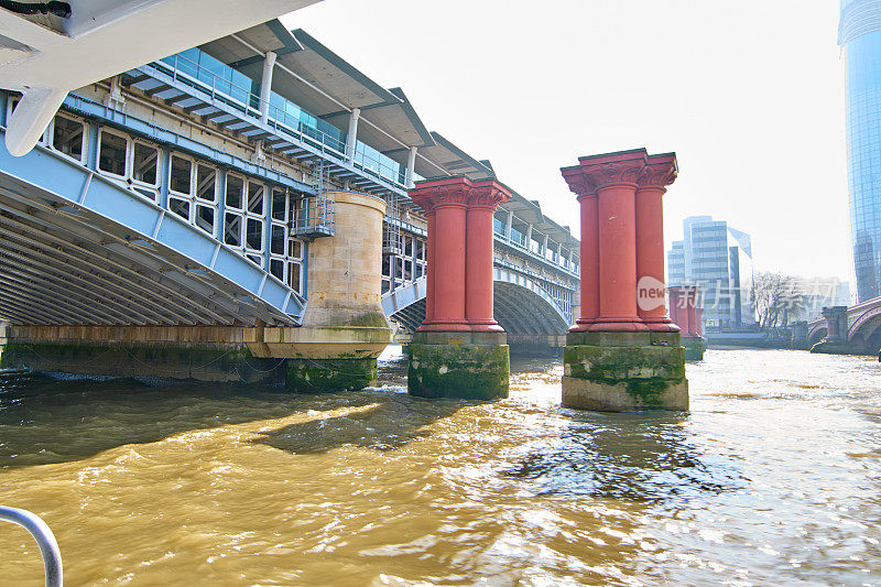 从泰晤士河的水-黑衣修士桥