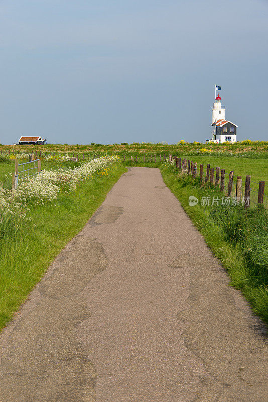 带灯塔的乡村道路