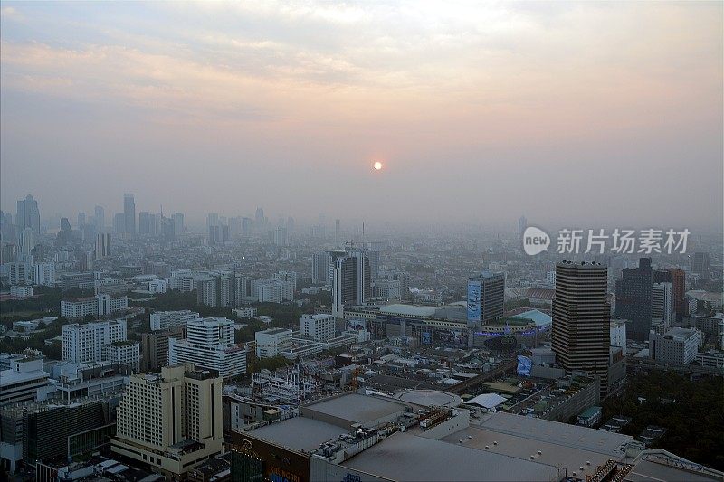 曼谷在日落的雾城市景观，泰国