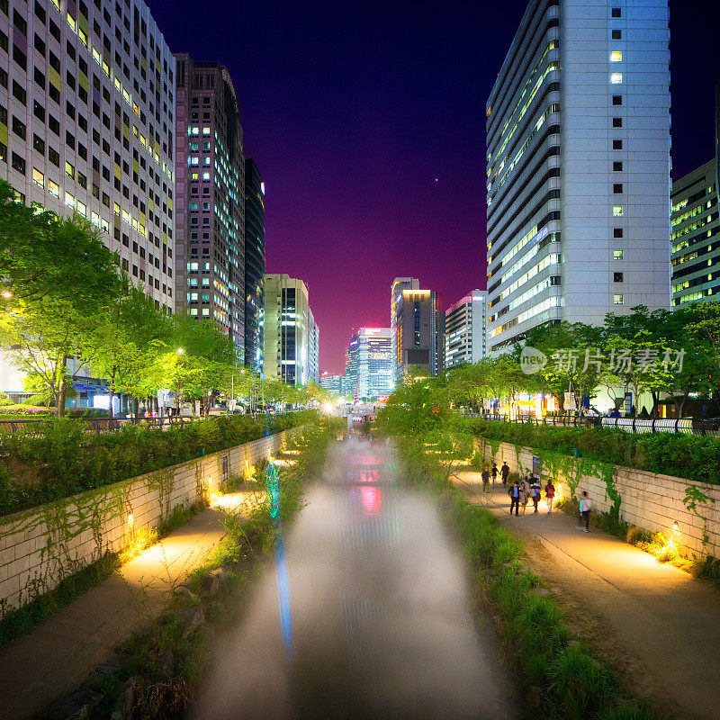 首尔清溪川河步道夜城