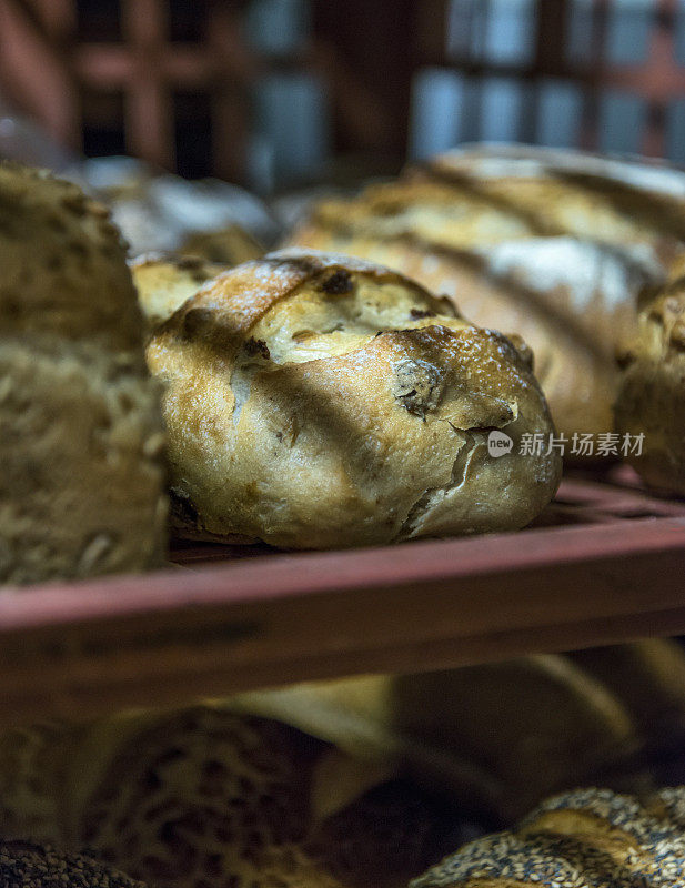 面包房里的新鲜面包在冷却架上