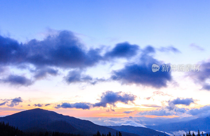 喀尔巴阡山脉。美丽的山景。大自然在山中。美丽的云。