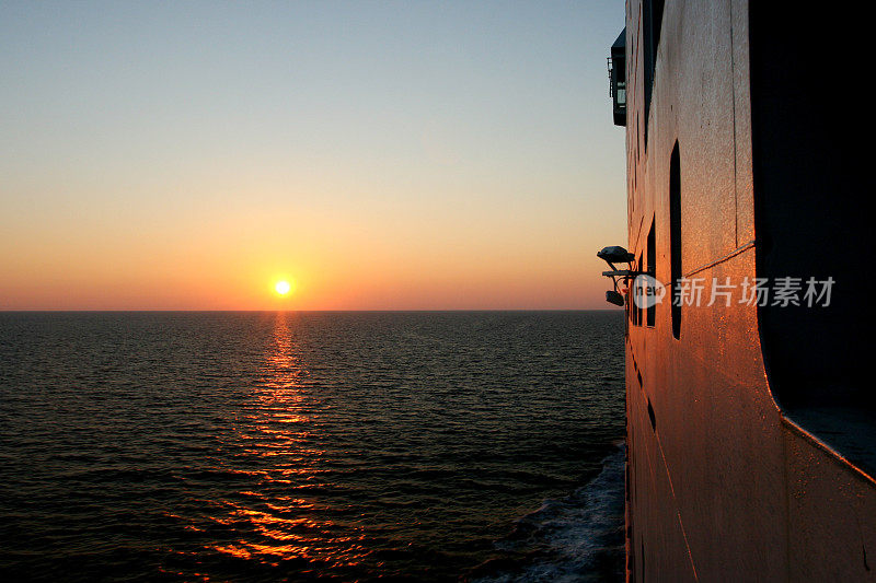 海上车辆渡船上的日落