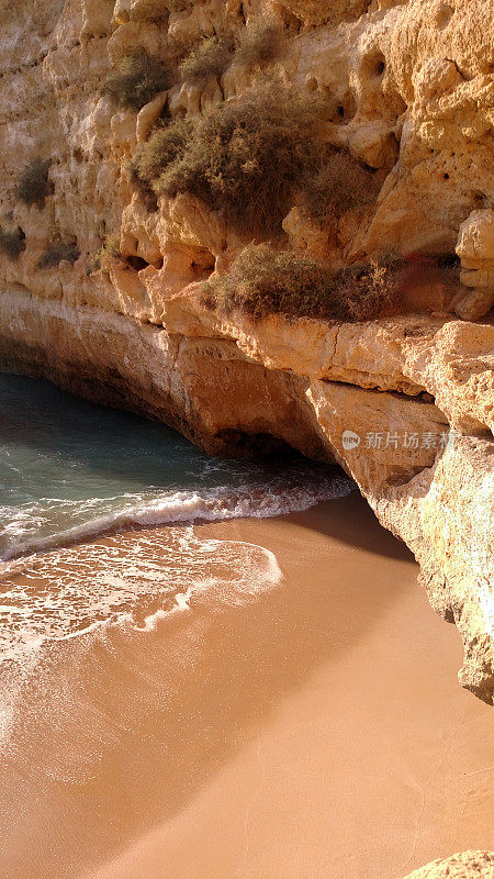 袖珍海滩，海浪拍打着石灰岩悬崖，葡萄牙阿尔加维卡沃埃罗