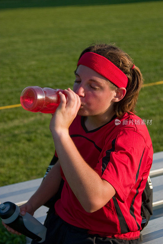 足球女孩喝水