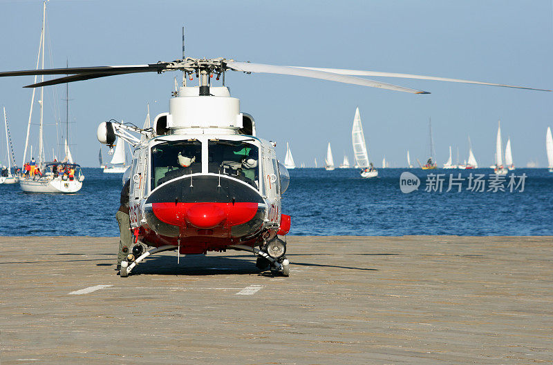 消防队直升机和巴科拉纳帆船赛的里雅斯特