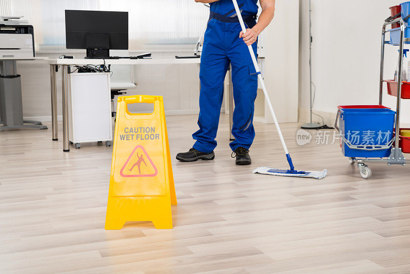 清洁工用拖把清洁办公室地板