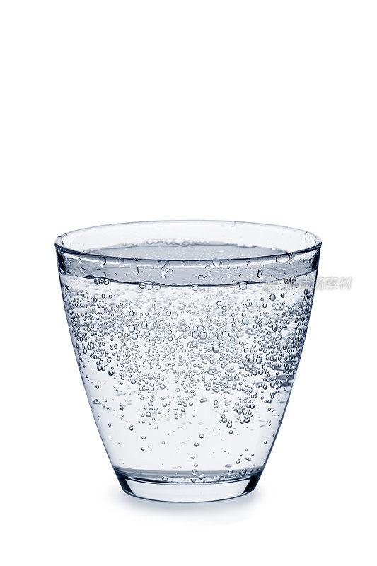 一杯白色气泡的碳酸水