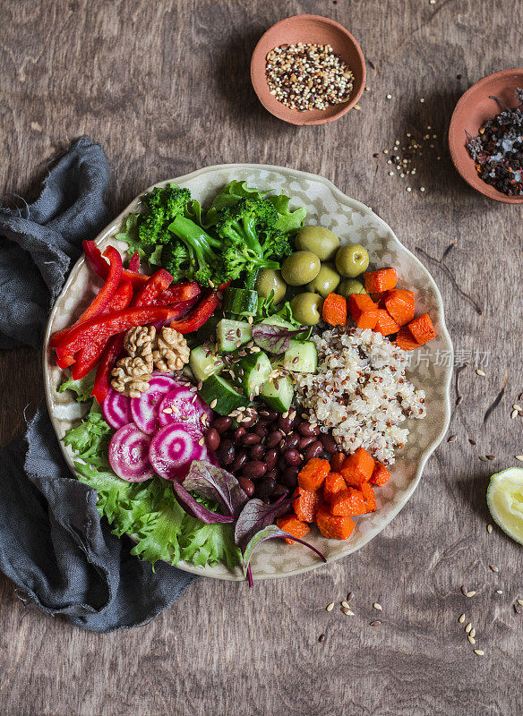 藜麦和蔬菜碗。健康、素食、节食的食品理念
