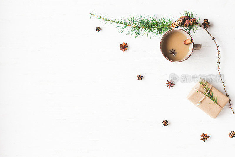 圣诞节。一杯咖啡，落叶松枝，肉桂枝，八角
