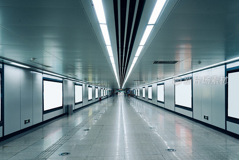 机场或地铁站的现代走廊上有空白的广告牌