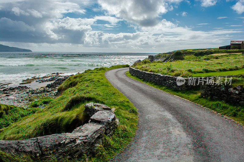 爱尔兰狭窄的沿海公路