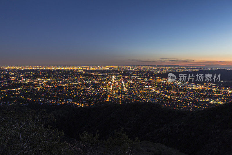 洛杉矶和格兰岱尔山顶景观。