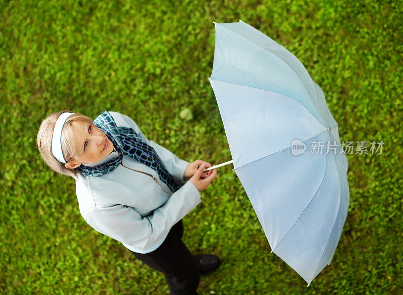 拿着伞检查是否下雨的女人