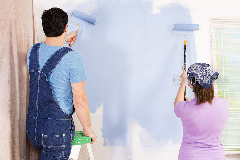 建设:拉丁夫妇。家居装饰项目。画一堵墙。