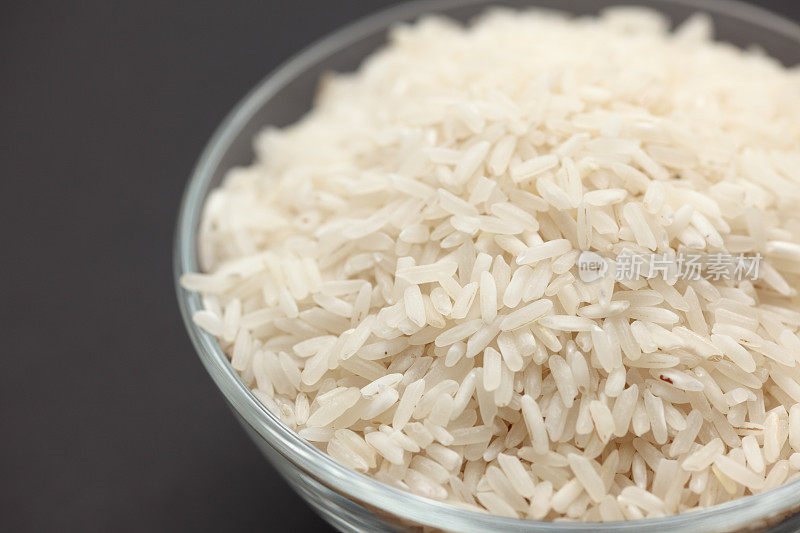 米饭放在玻璃碗里