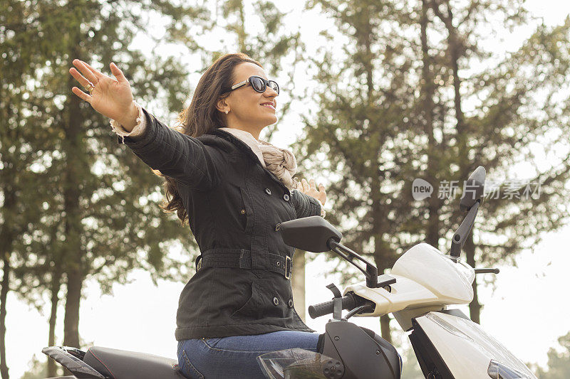 年轻女性喜欢骑摩托车