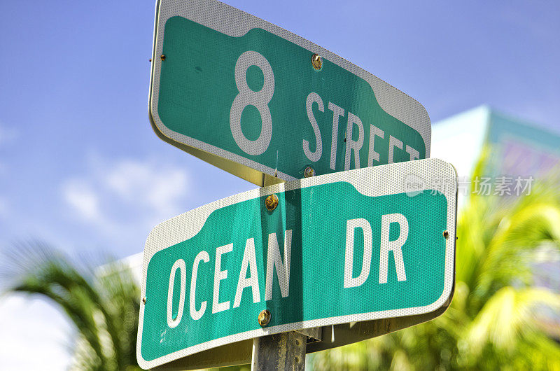 海洋博士和8号街交叉路口的街道标志