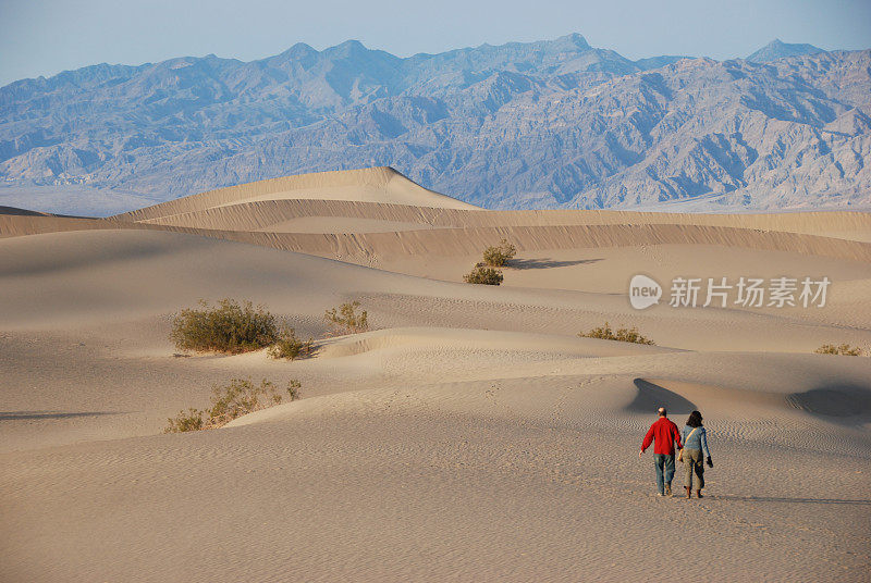 在沙丘徒步旅行