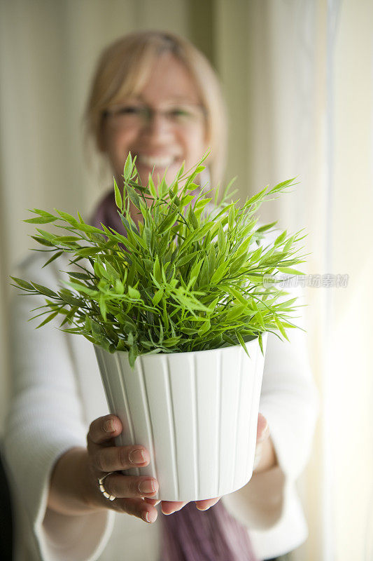 手持植物的女子