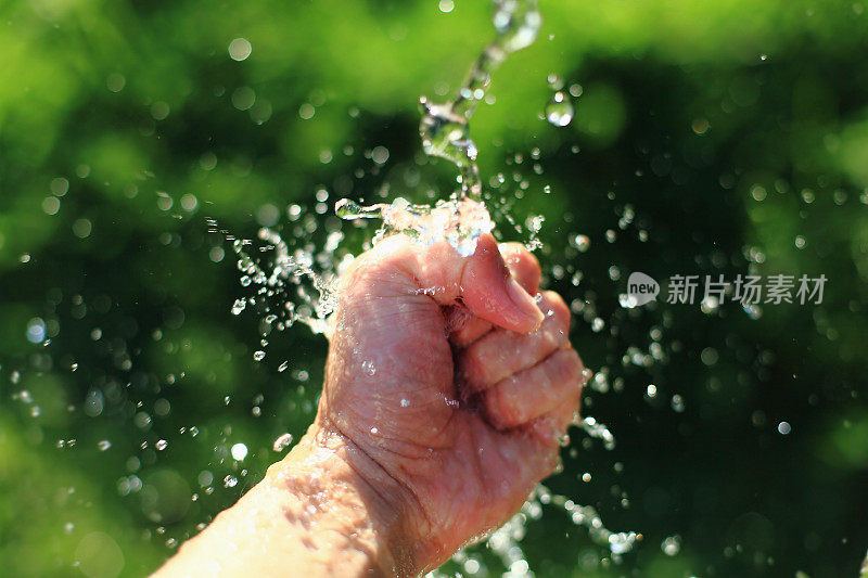 拳头在水中