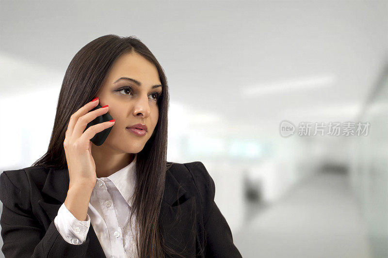 职场女性在办公室使用智能手机