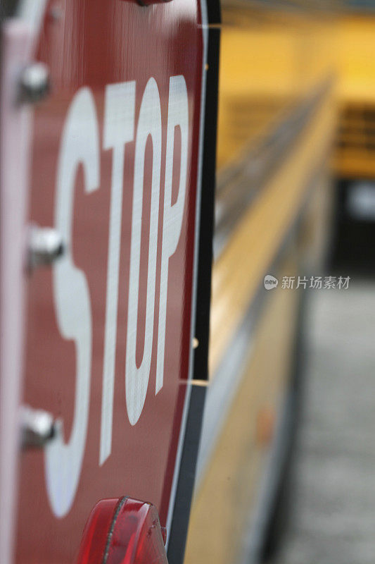 学校巴士停车标志的垂直视图