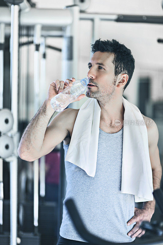 在健身房喝水