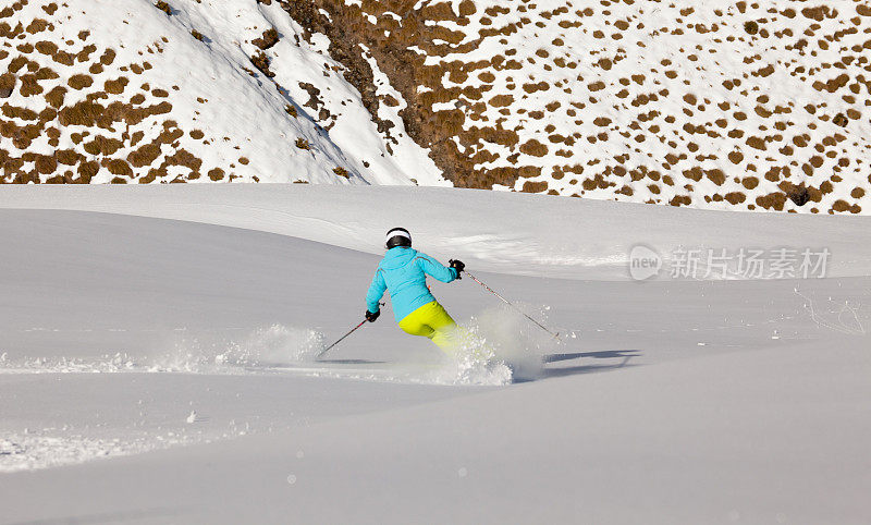 新西兰，年轻女子在粉雪中滑雪