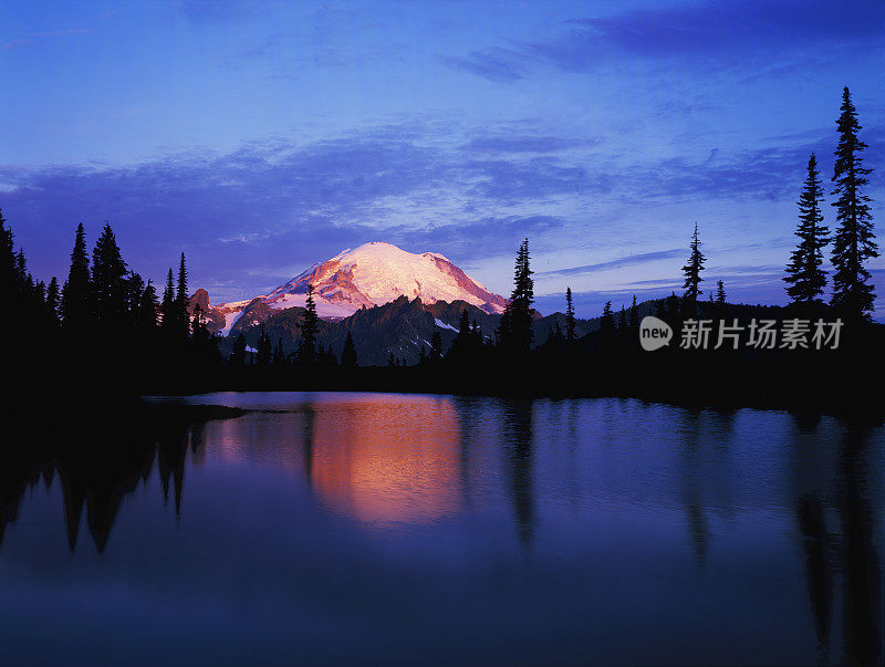 黎明时分的雷尼尔山，来自提普苏湖