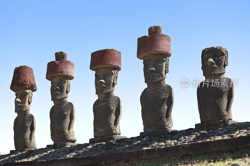 智利复活节岛上阿胡瑙的摩埃石像