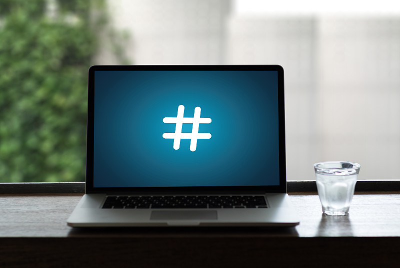 # tag男子使用社交媒体博客发布电脑和聊天