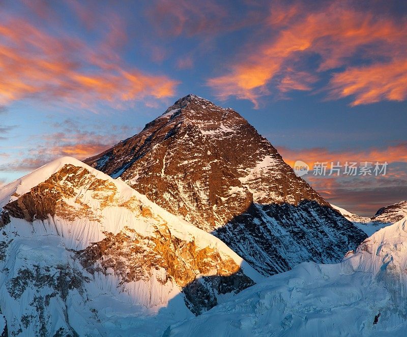 从卡拉帕特尔看珠穆朗玛峰的傍晚彩色景色