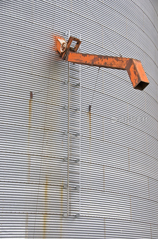 爱荷华州谷物升降机上的橙色金属喷口