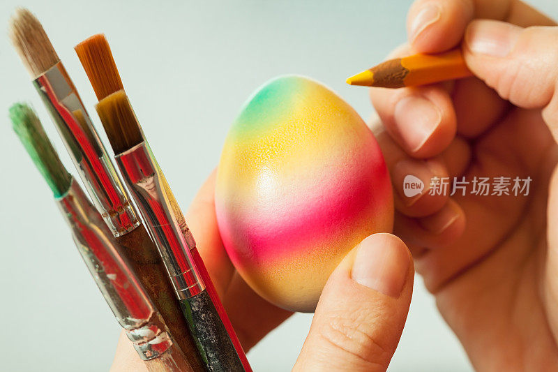 艺术家在复活节彩蛋上作画