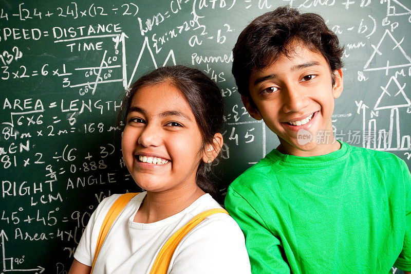 愉快的印度少年男孩和女孩与数学问题的学生