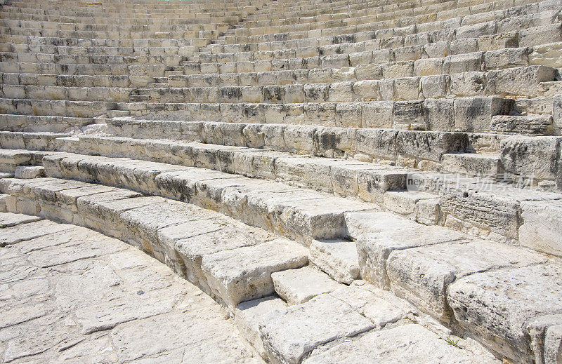 古希腊罗马圆形剧场的弧形石阶和长凳
