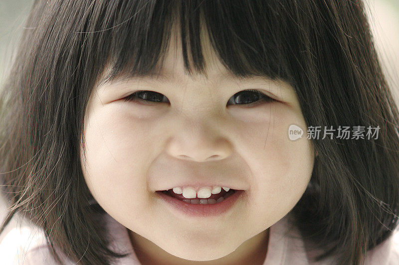 微笑的亚洲女孩