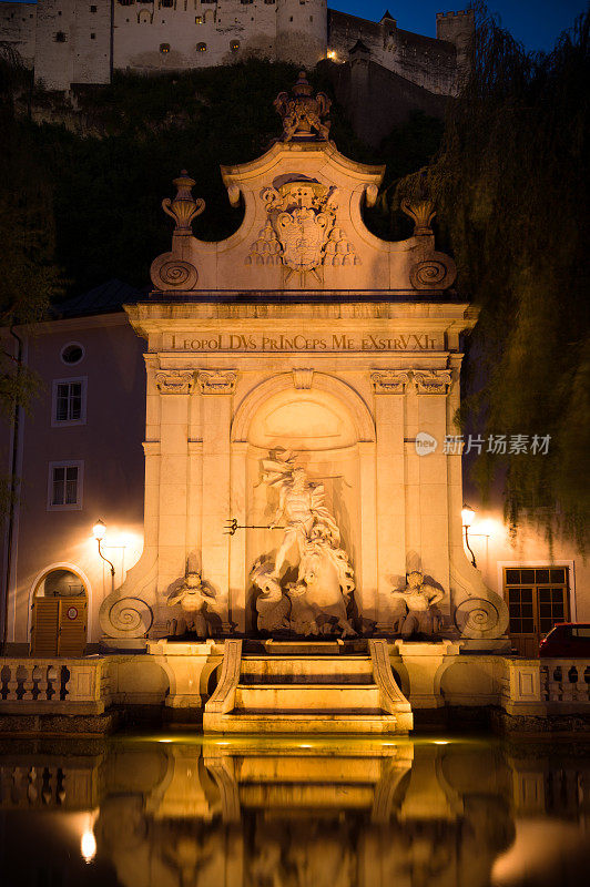 奥地利萨尔茨堡Kapitelplatz的章喷泉
