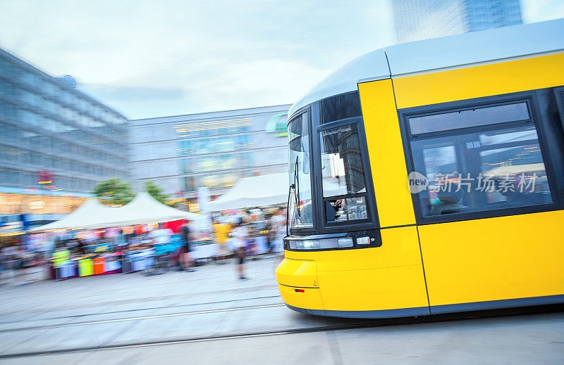 黄色有轨电车穿过柏林亚历山大广场