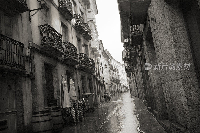西班牙加利西亚Mondo?edo的雨天狭窄的街道。